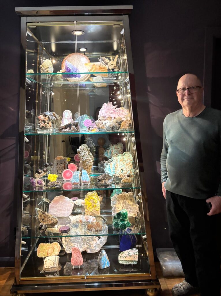 mini magnetic track Lighting In This Glass Cabinet