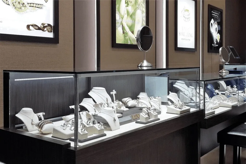Jewelry display showcase lighting