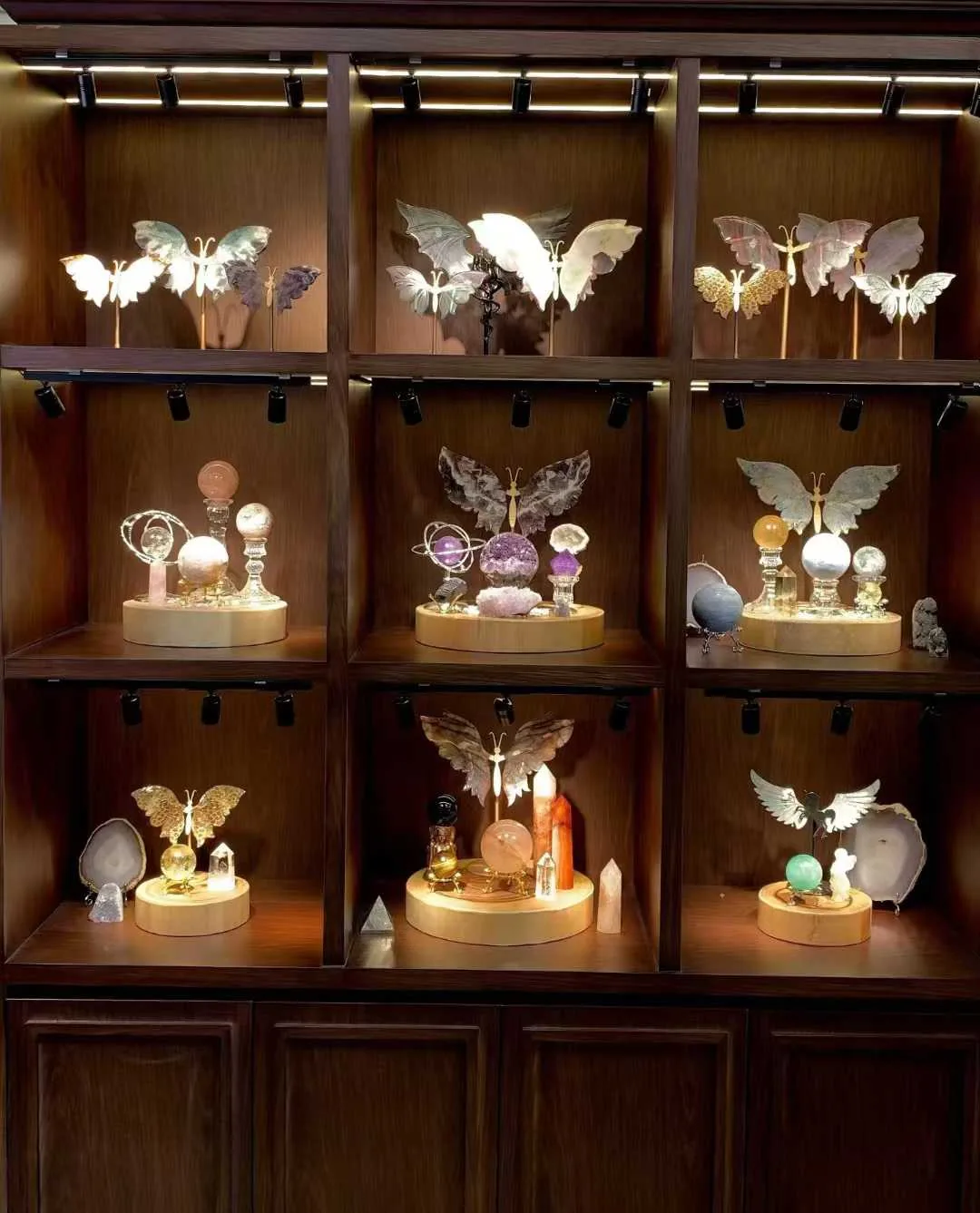 Mini magnetic showcase track lighting