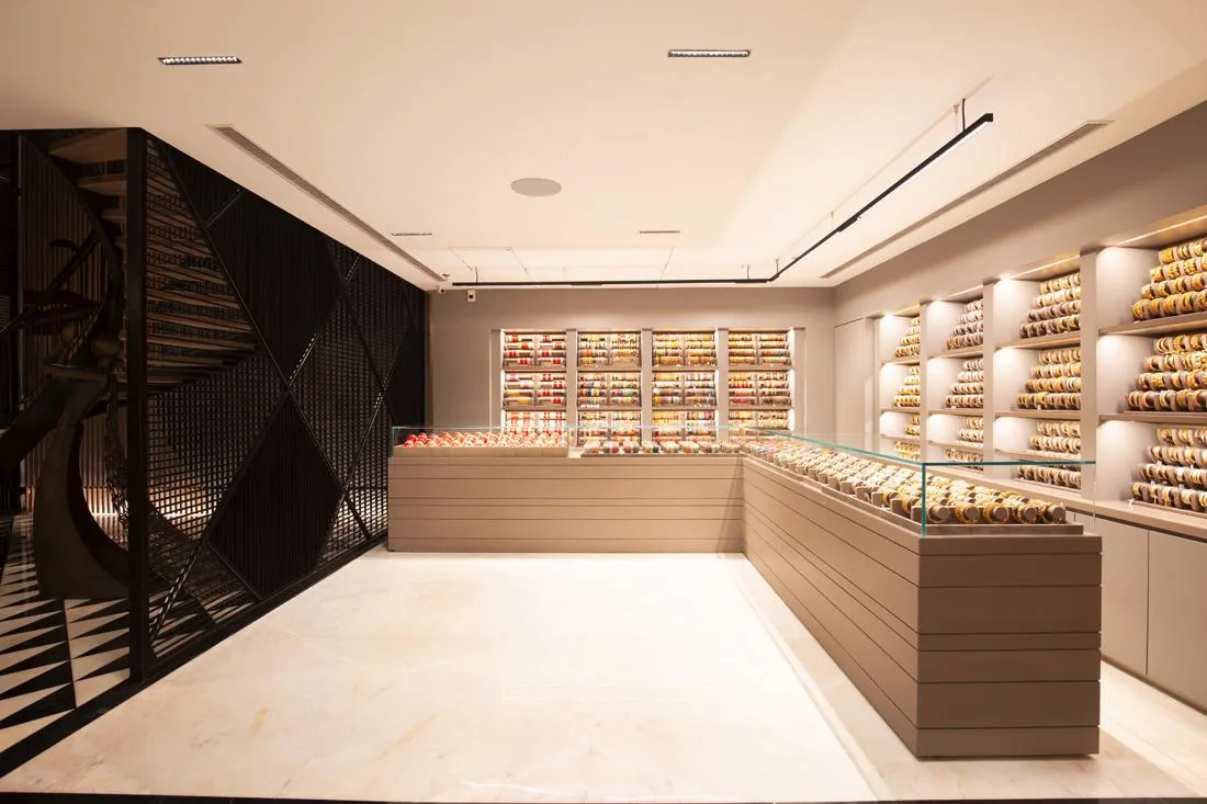 Jewelry showcase lighting