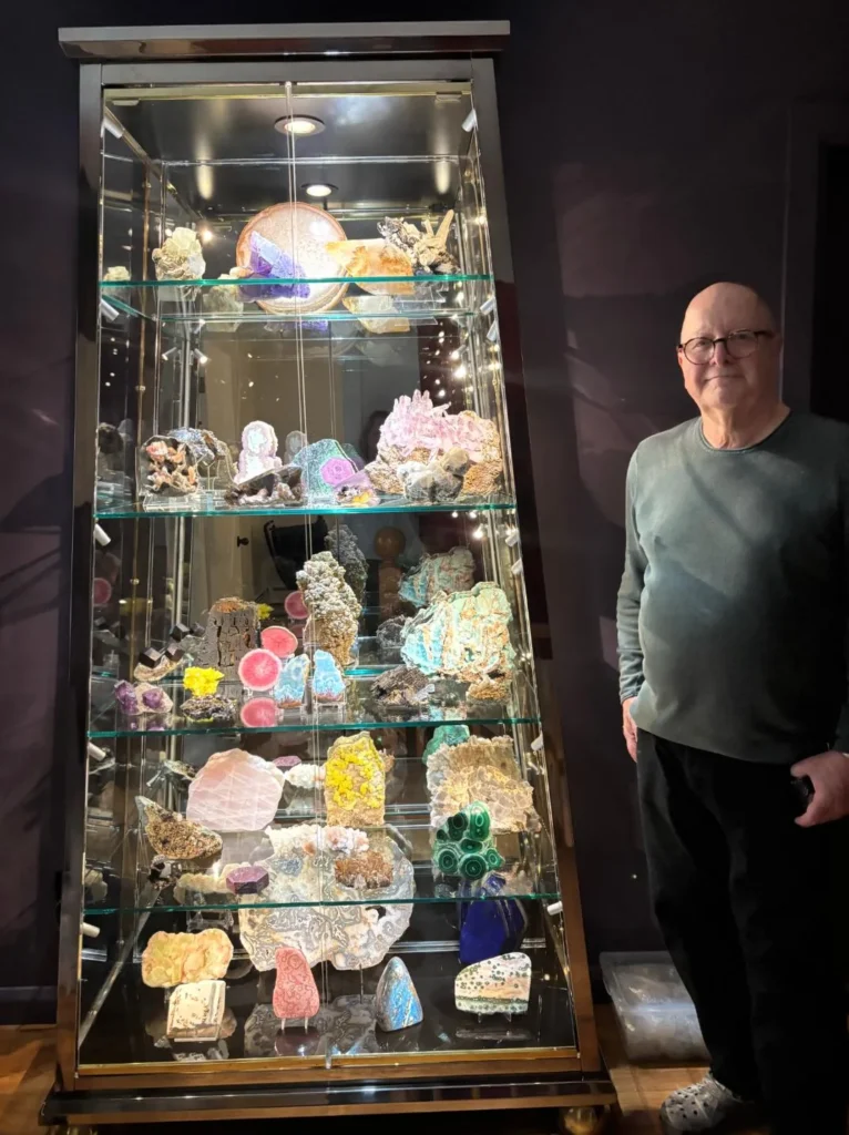 mini magnetic track Lighting In This Glass Cabinet